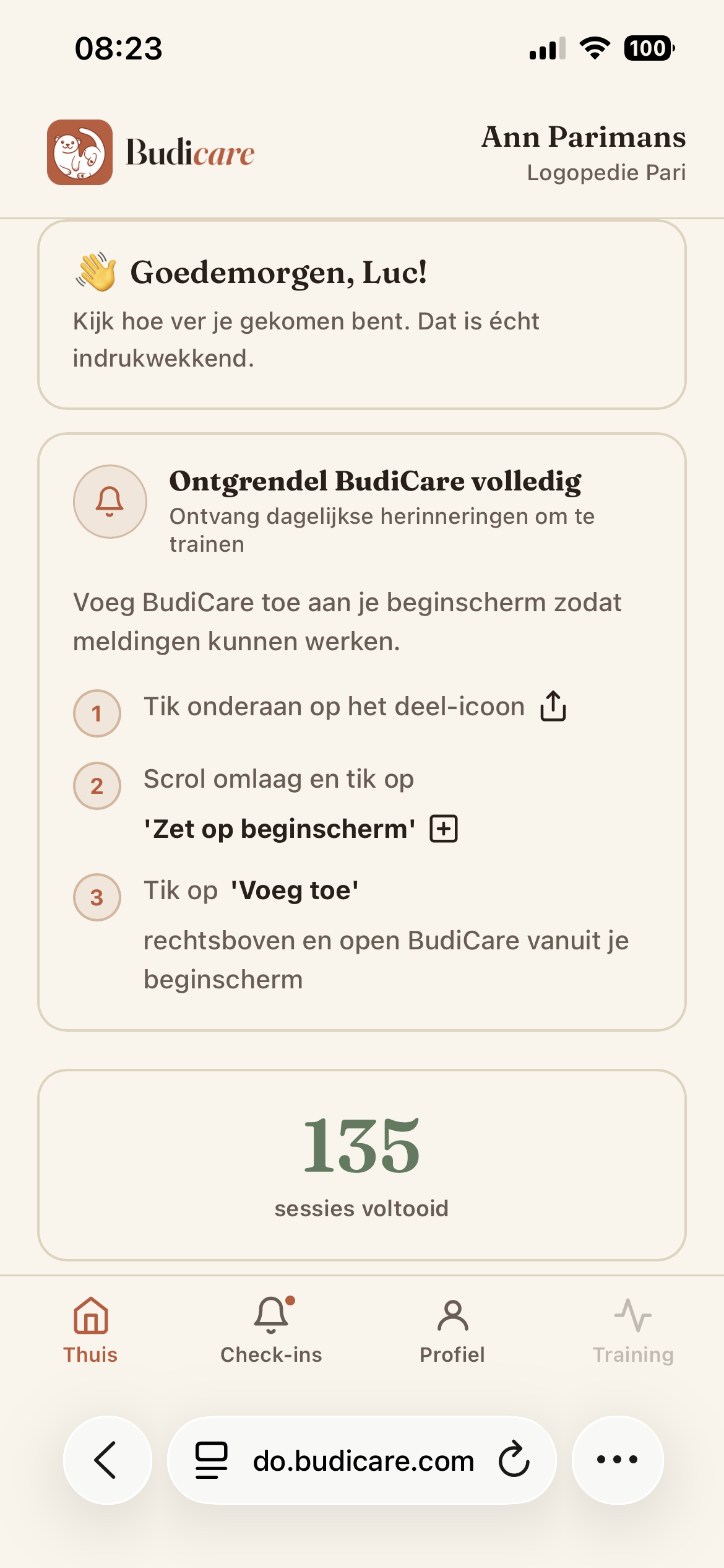 Safari op iPhone met de drie puntjes naast de URL-balk uitgelicht